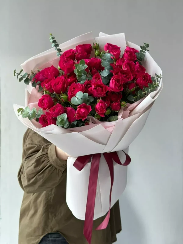 Букет "Spray rose" — Букет "Spray rose" — монобукет из роз с выразительным акцентом на одном виде цветов.